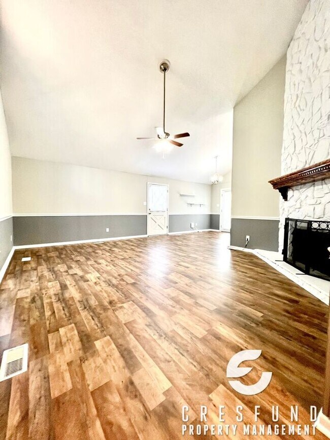 Building Photo - 3 Bedroom Available For Move In TODAY! You...