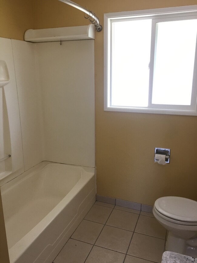 Building Photo - 3 Bedroom 1 Bathroom Home - Close to Orego...