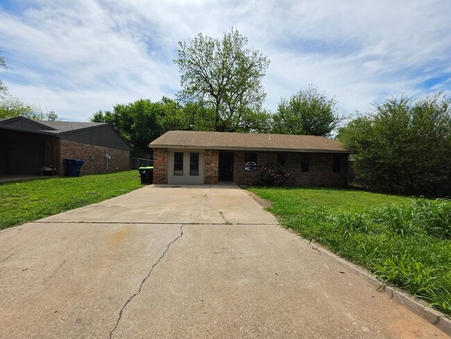 Building Photo - 3 bedroom home in Tecumseh!