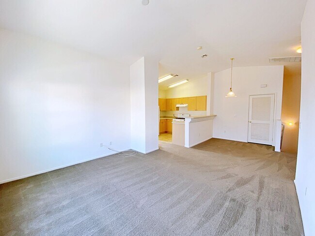 Building Photo - 2 BEDROOM 2 BATH TOWNHOME IN GATED COMMUNITY