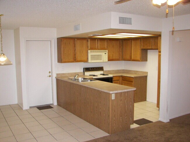 Building Photo - GREAT LOCATION WITH A COMMUNITY POOL