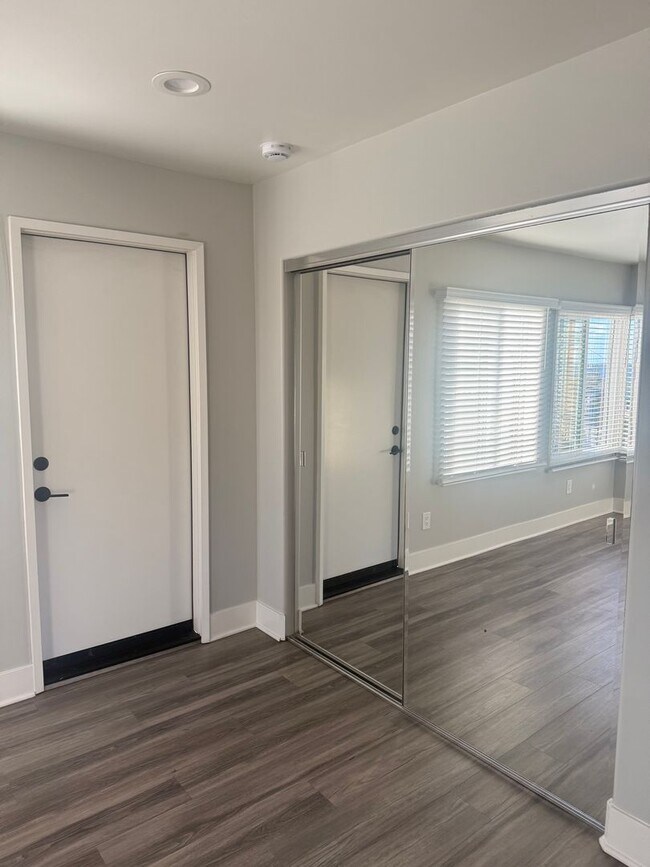 Building Photo - Spacious Studio aand 1-bedroom Apartments in Mission Hills – Prime Location!