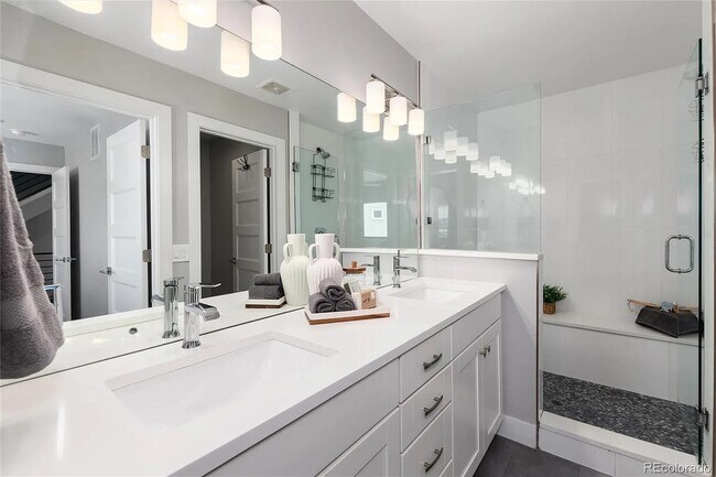 Building Photo - 4926 Lowell Blvd