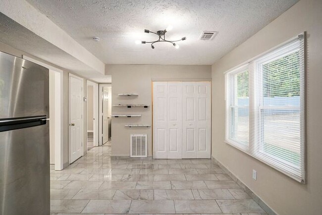 Building Photo - Beautiful 3BR/2BA Duplex near Downtown Covington!