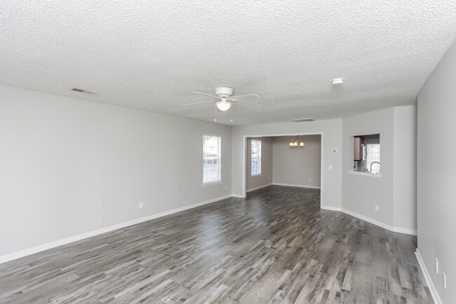 Building Photo - 2162 Oak St