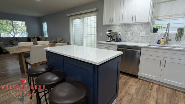 Building Photo - Flowing floorplan, minutes from I-5!!!