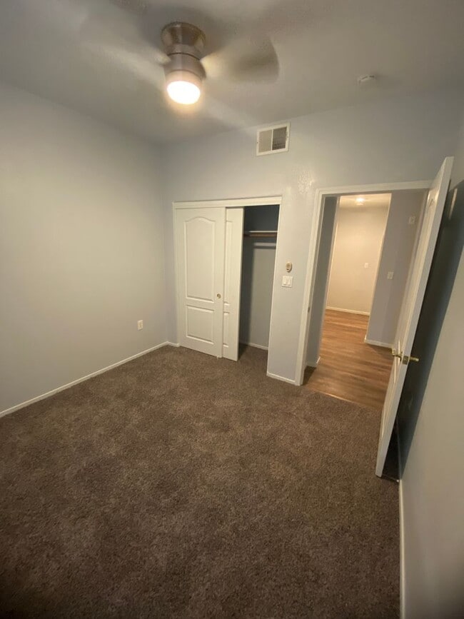 Building Photo - AMERICANA Property Mgmt - 3 beds Condo in ...