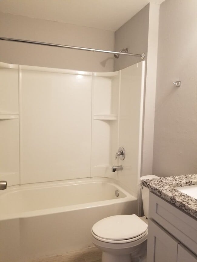 Building Photo - Spacious 3-Bedroom, 2-Bath Apartment with ...