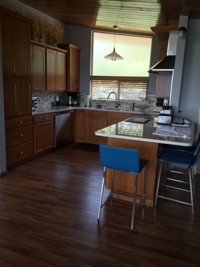 Building Photo - 2 Bedroom 1.5 Bath with 180 degree view of...