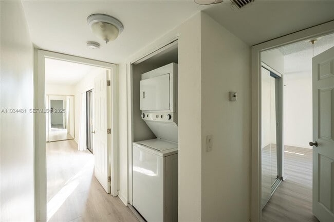 Building Photo - 4205 Village Dr