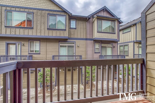 Building Photo - Gorgeous Four Bedroom Townhome in Hillsboro!