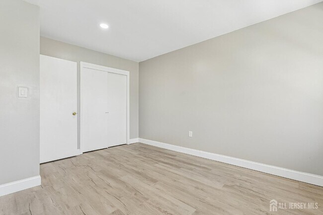 Building Photo - 1216 Thomas Ave