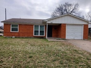 Building Photo - 706 Goldwood Dr