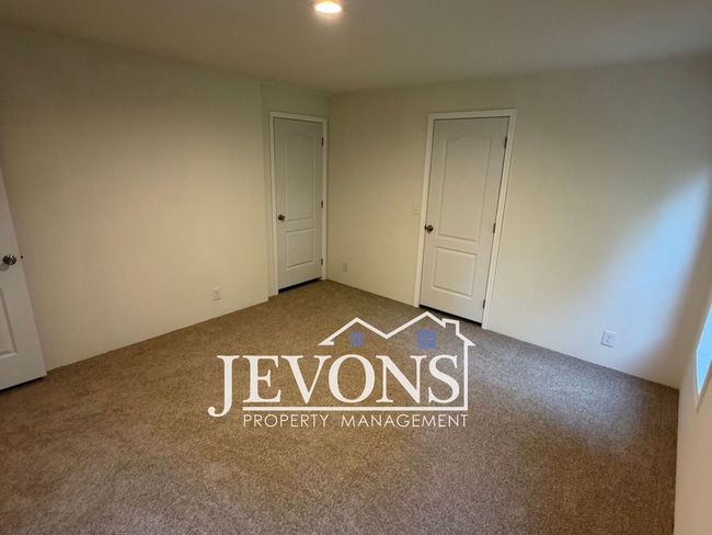 Building Photo - $250 off the first month's rent! Charming Maple Valley Home on a Quiet Residential Street