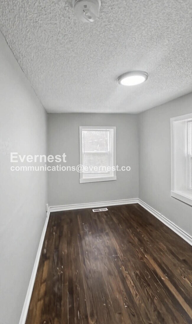 Building Photo - Spacious 3-Bedroom Home with Deck and Modern Appliances