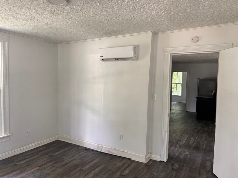 Building Photo - 106 3rd Ave