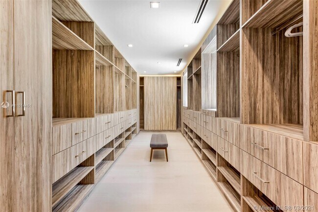 Building Photo - 2700 N Bay Rd