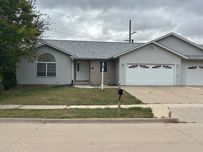 Primary Photo - 154-154 Cayman St