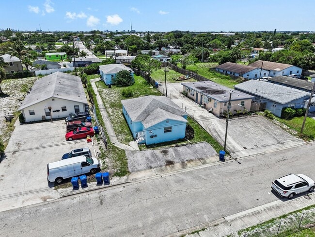 Building Photo - 1125 W 28th St