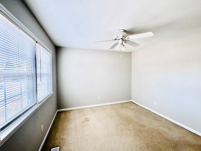 Building Photo - Spacious 5-bedroom home situated on a desirable corner lot!