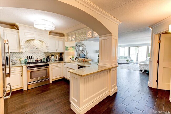 Building Photo - 170 W Broadway