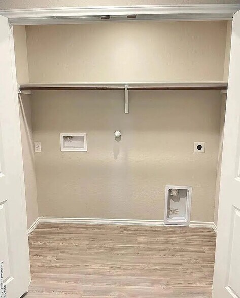 Building Photo - 10547 Varmus Dr