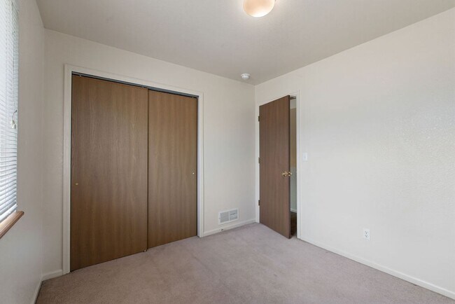 Building Photo - 430-432 Sundance Cir N