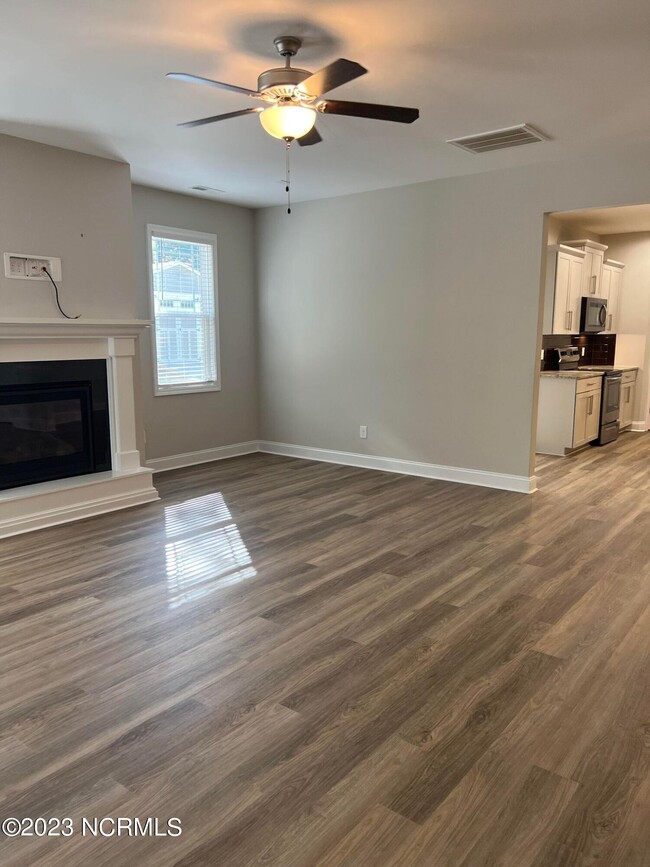 Building Photo - 412 Palisades Dr