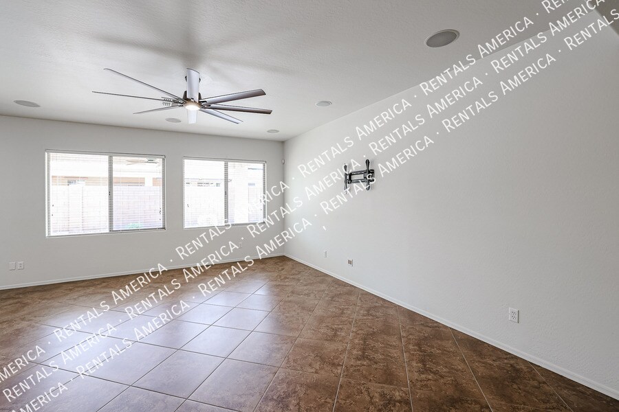 Building Photo - 5907 S 56th Dr