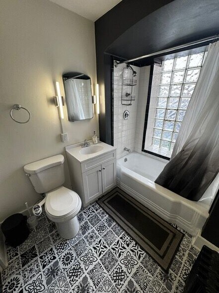 Building Photo - 612 Union St