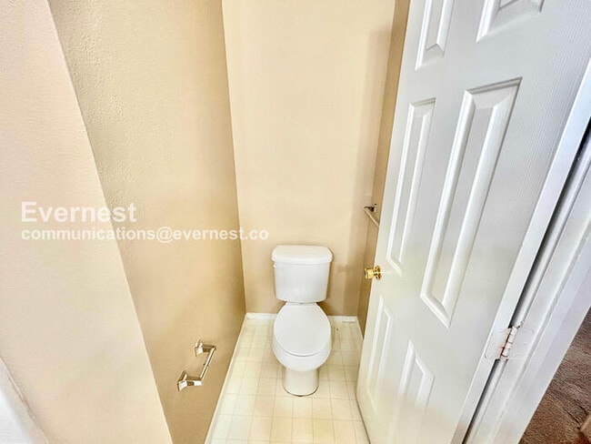 Building Photo - 4 Bed, 2 Bath Home with Fenced Yard & Garage / Available Now!