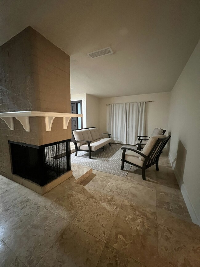 Building Photo - 5018 Paloma Dr