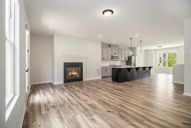Building Photo - 387 Skylar Way SE