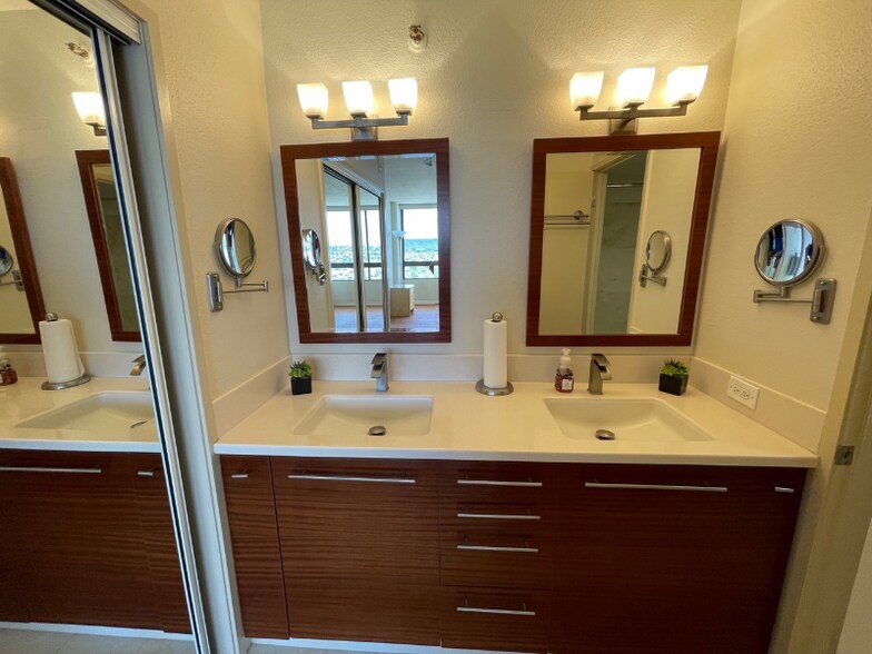 Primary Photo - 2499 Kapiolani Blvd