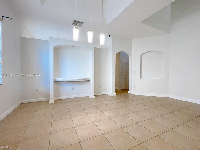 Building Photo - 4 br, 2 bath House - Vizcaya