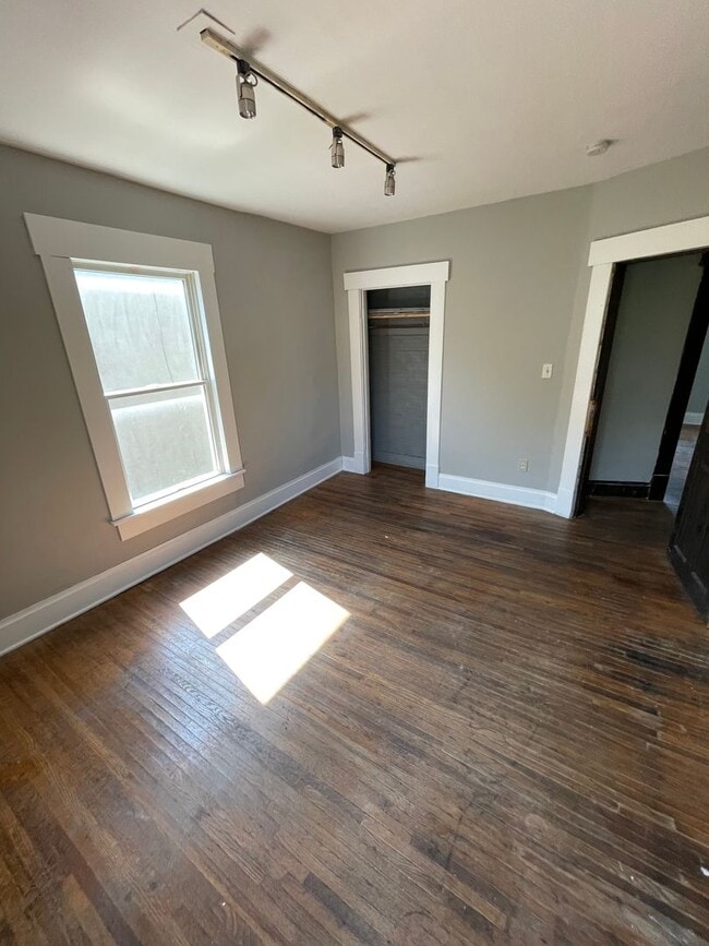 Building Photo - 4 bedroom 2 full bath House