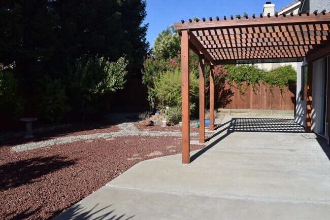 Building Photo - 1608 Poppy Cir