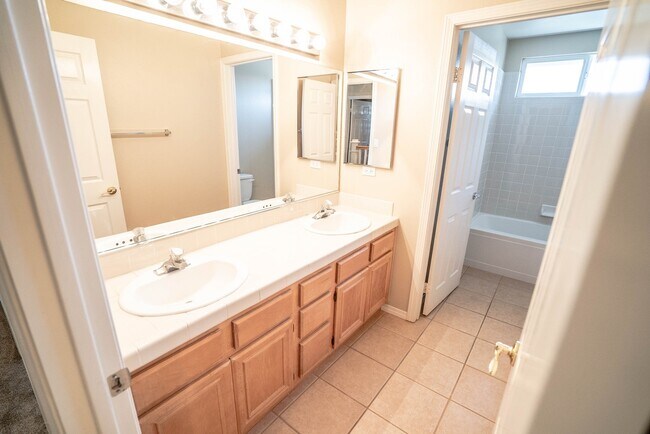 Building Photo - 4 Bedroom Home for Rent in Camarillo!