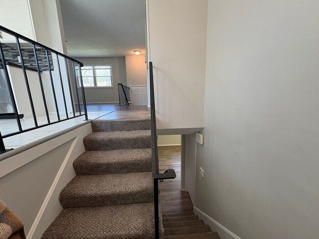 Building Photo - Comfortable 3-Bedroom Home with Fenced Yar...