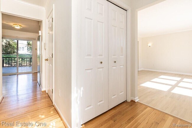 Building Photo - 619 Whitney Dr