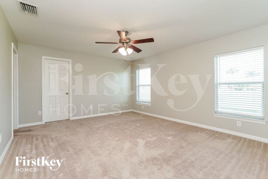 Building Photo - 23 NW 27th Ln