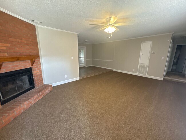 Building Photo - Four Bedroom, Two Bath Home, Just Off Toba...