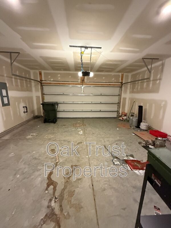 Building Photo - 600 Ladywood Dr