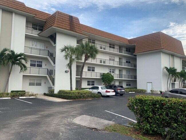 Building Photo - 2936 Lake Shore Dr