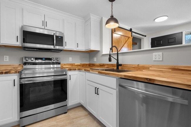 Building Photo - 2 Rockingham Ct