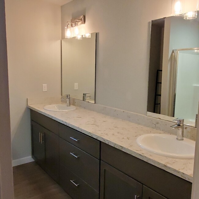 Building Photo - 9229 Kenwood Dr SW