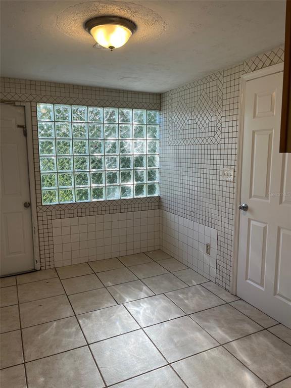 Building Photo - 127 Country Club Dr