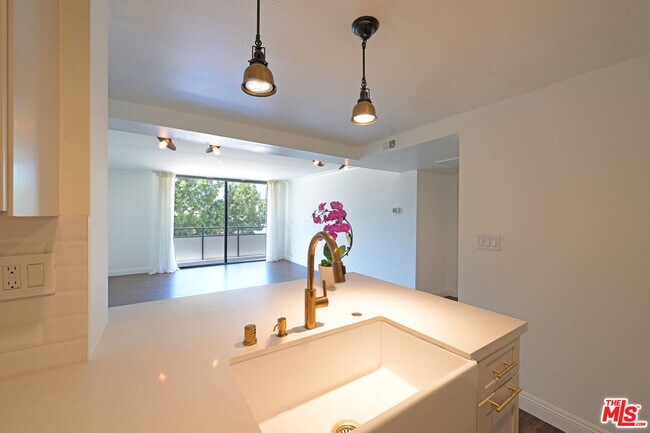 Building Photo - 10535 Wilshire Blvd