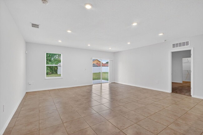 Building Photo - 657 NE Horizon Ln