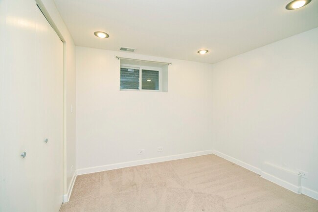 Building Photo - 2702 N Artesian Ave